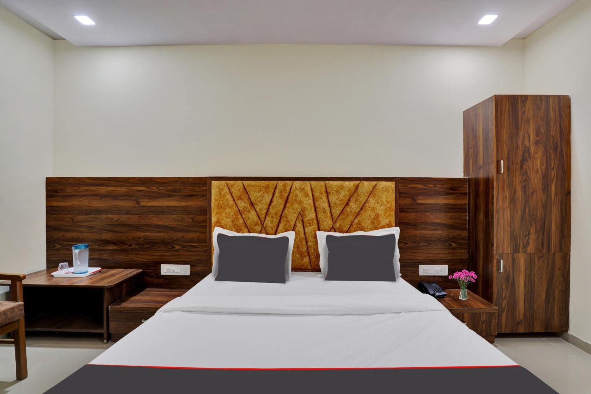 Hotel O Neelkamal Ахмедабад Экстерьер фото